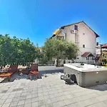 Relax Whirpool 8 - 12 Guests * Pirovac